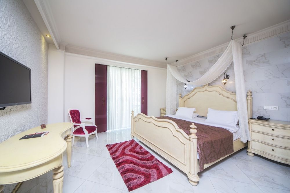 The Selection Suites Deluxe Suite 4