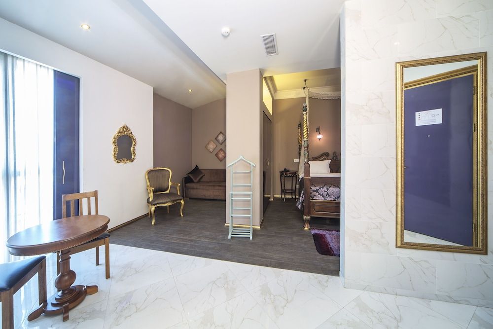 The Selection Suites King Suite 10