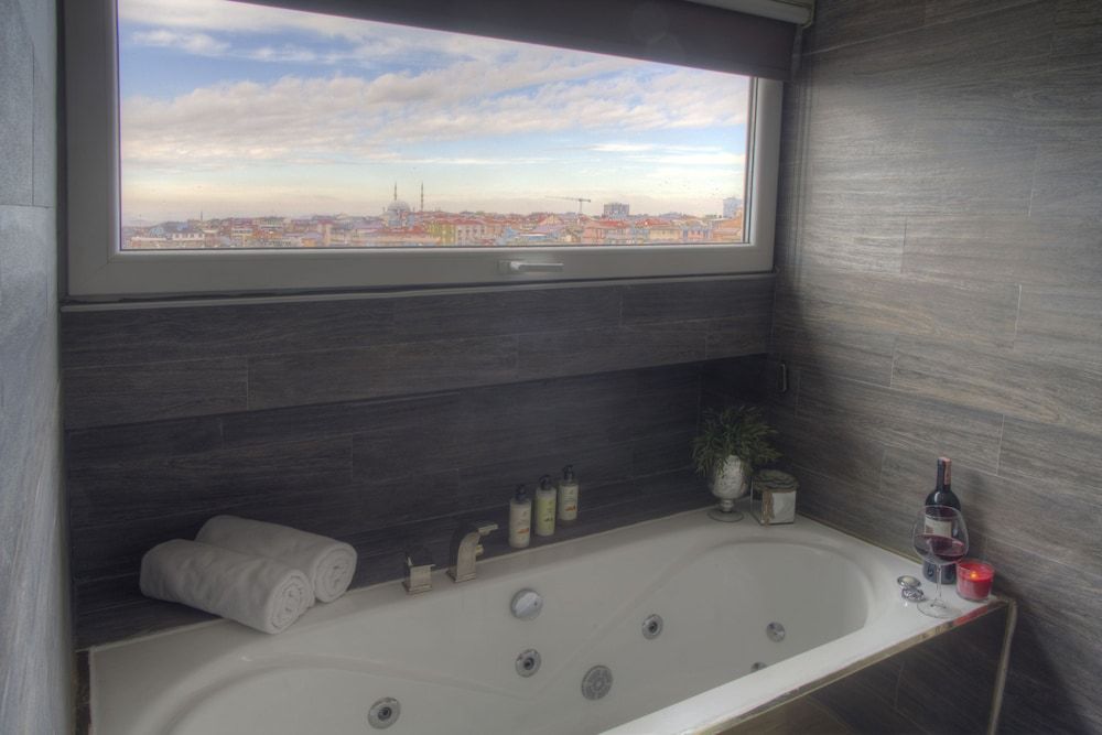 The Selection Suites King Suite 17