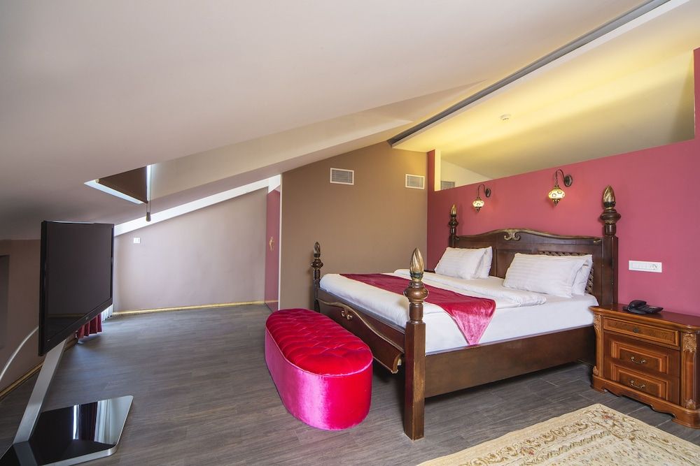 The Selection Suites King Suite 8