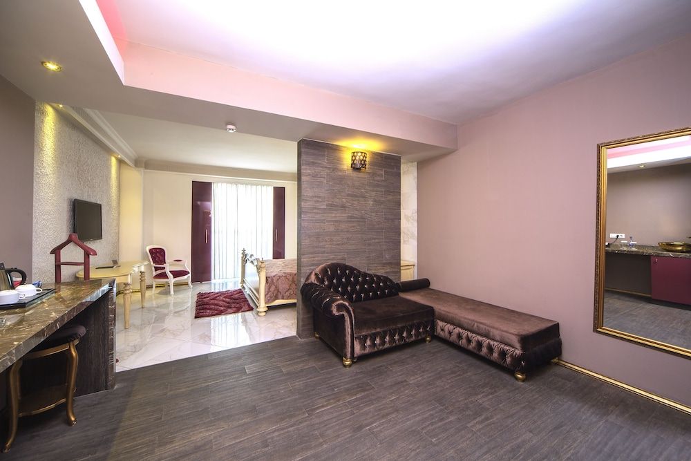 The Selection Suites Deluxe Suite 8