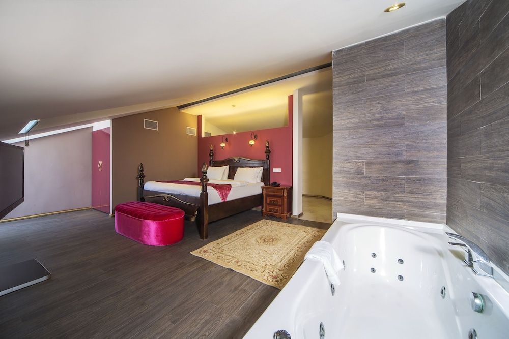 The Selection Suites King Suite 18