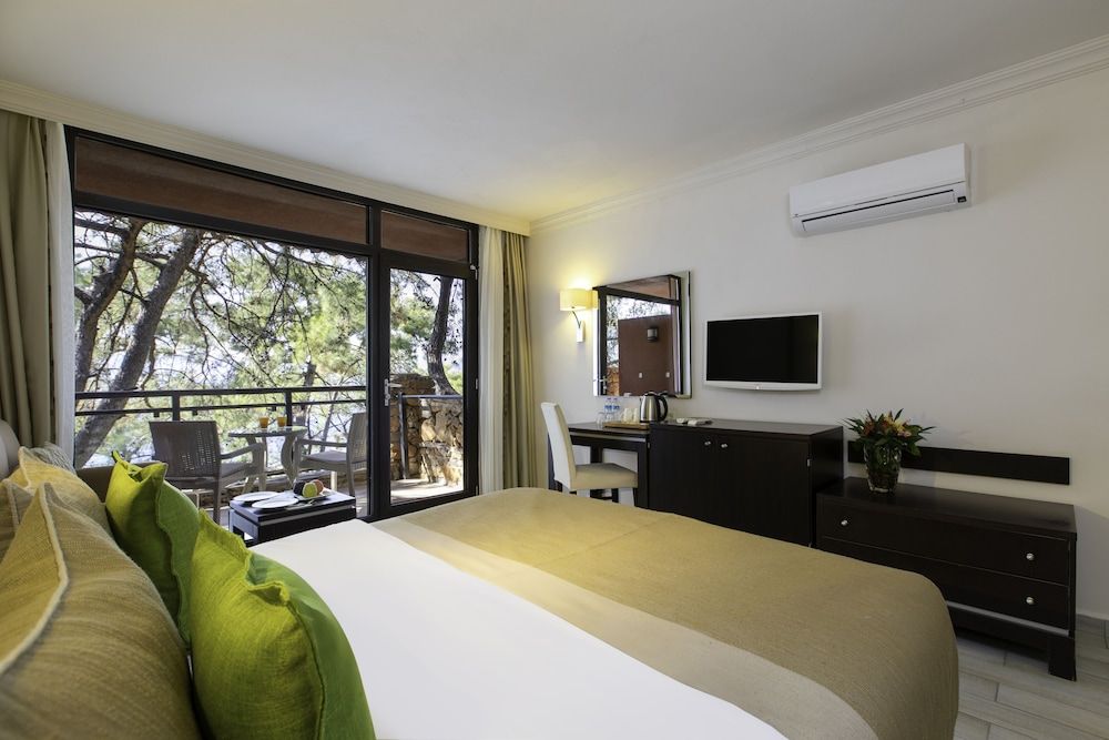 Standard Double or Twin Room, Partial Sea View