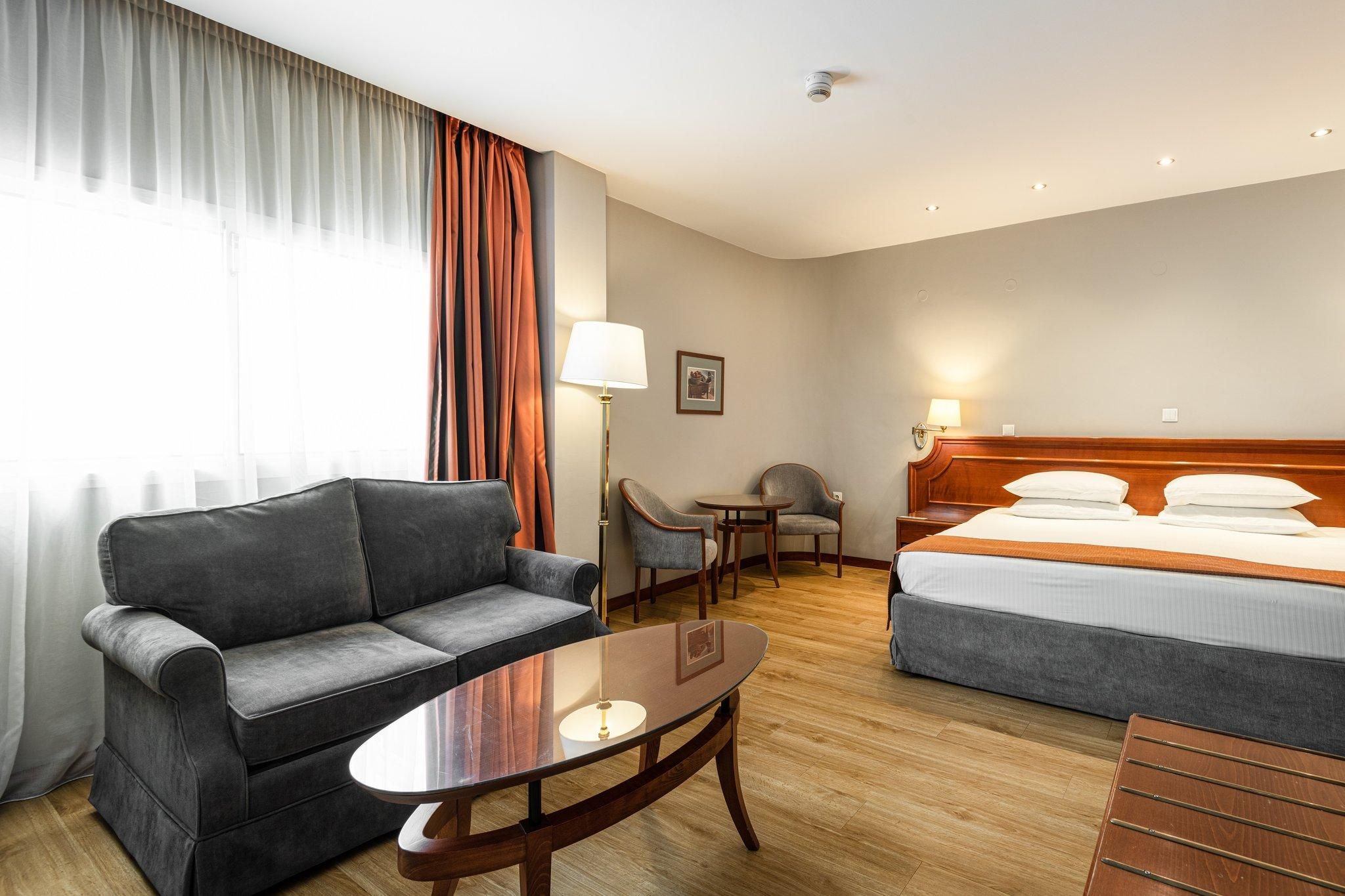 1 King Bed Suite Smoking
