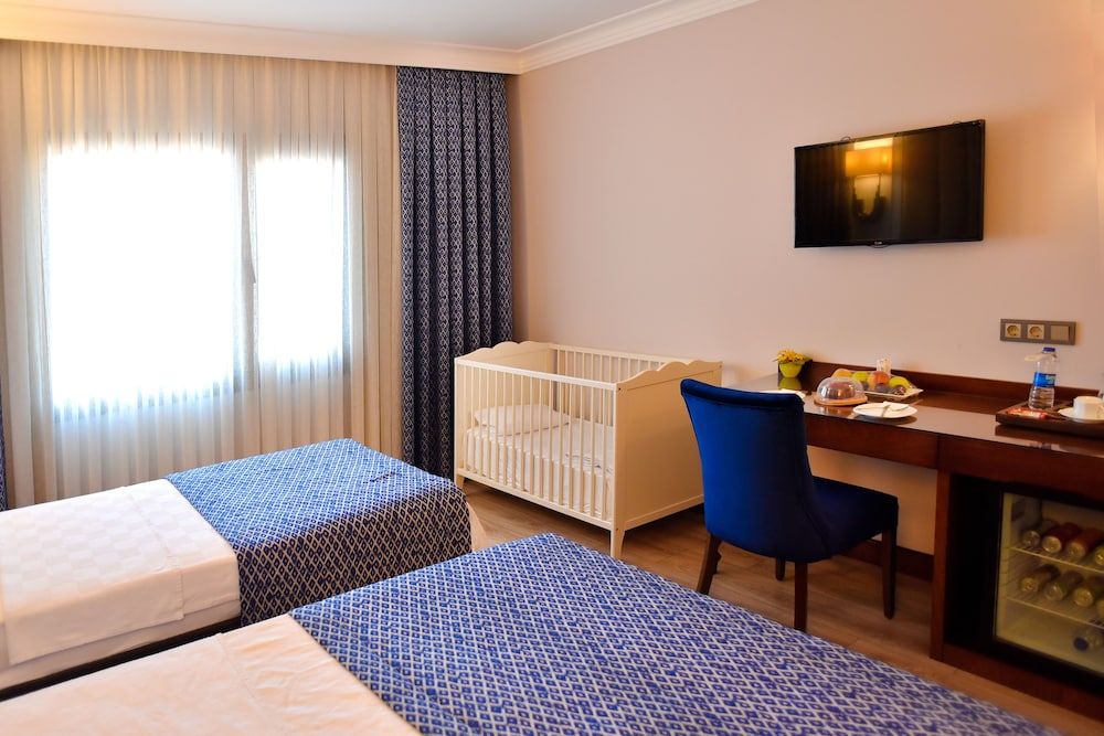 Golden Lake Hotel Family Room, Lake View 3