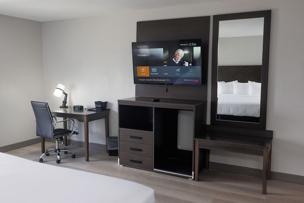 B&B Hotel Miami Airport Standard Room, 1 King Bed, Non Smoking 5