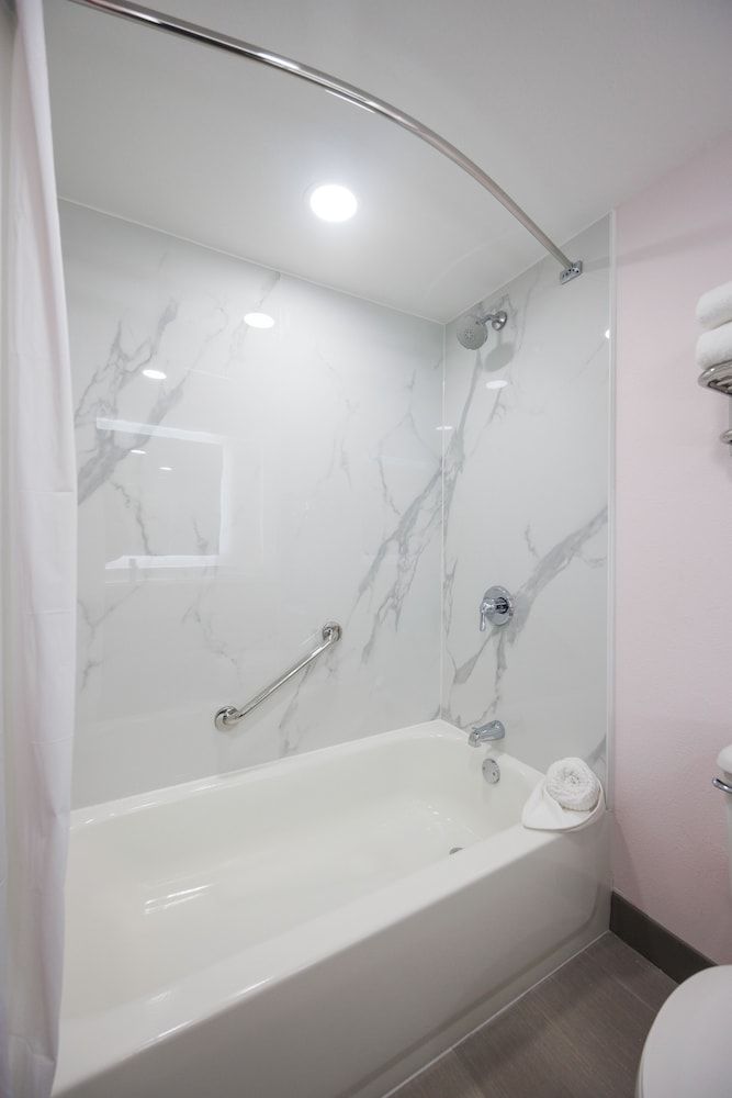B&B Hotel Miami Airport Standard Room, 1 King Bed, Non Smoking 4
