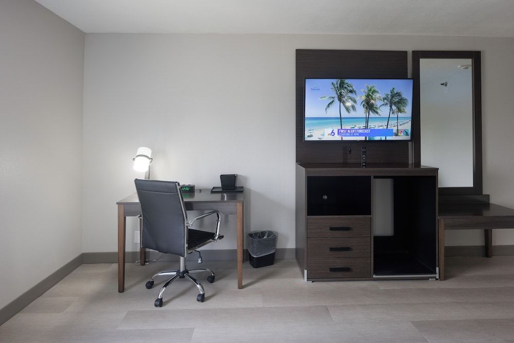 B&B Hotel Miami Airport Standard Room, 1 King Bed, Non Smoking 6