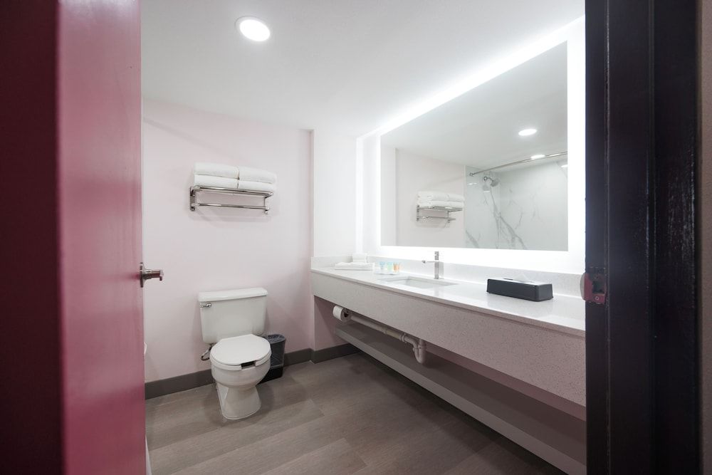B&B Hotel Miami Airport Standard Room, 1 King Bed, Non Smoking 3