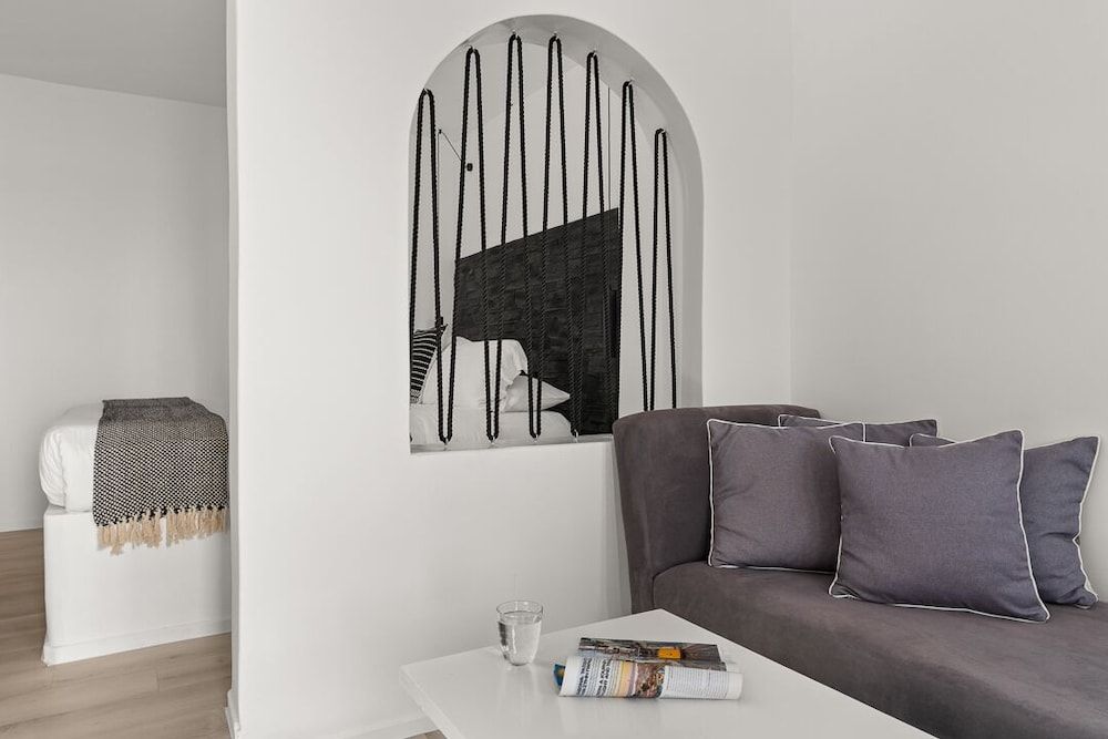 Mill Houses New Elegant Suites Honeymoon Suite (Outdoor Jetted Tub and Caldera View) 6