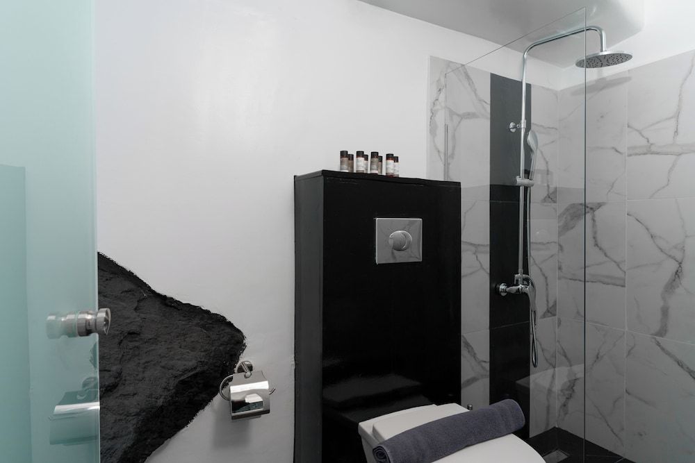 Mill Houses New Elegant Suites Honeymoon Suite (Outdoor Jetted Tub and Caldera View) 4