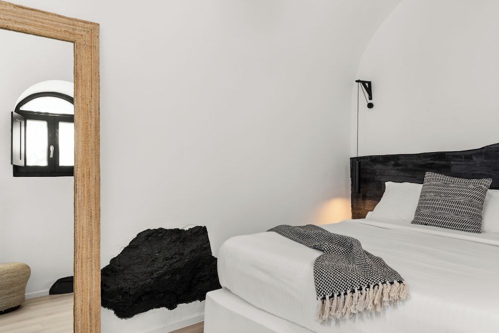 Mill Houses New Elegant Suites Honeymoon Suite (Outdoor Jetted Tub and Caldera View) 2