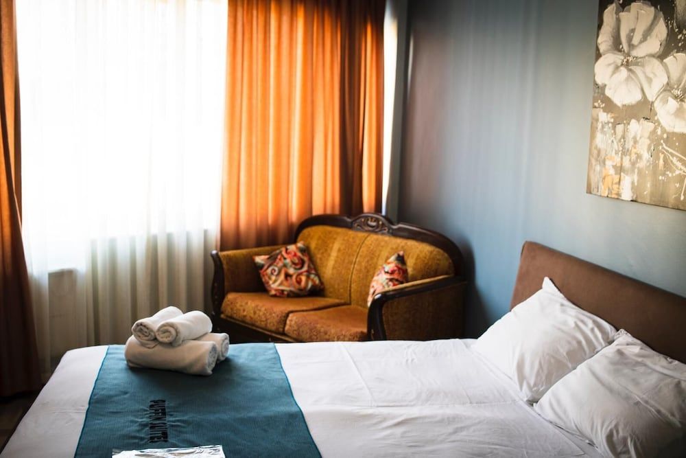 undefined Puffin Suite 6