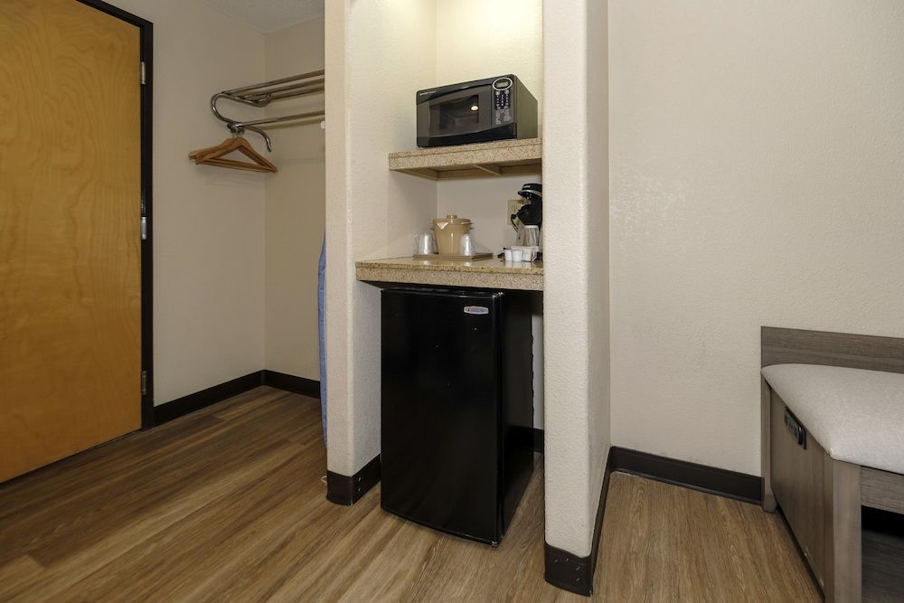 Red Roof Inn Yemassee Superior Room, 1 King Bed, Accessible, Non Smoking (Roll-In Shower) 12