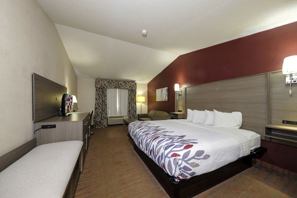 Red Roof Inn Yemassee Superior Room, 1 King Bed, Accessible, Non Smoking (Roll-In Shower) 5