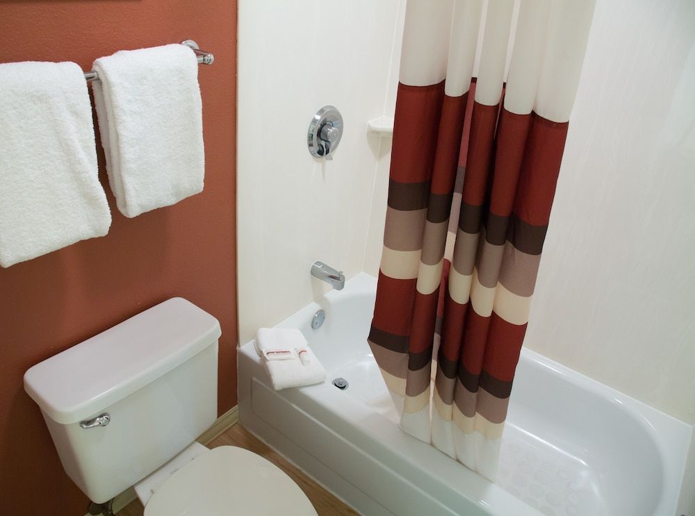 Red Roof Inn Yemassee Superior Room, 1 King Bed, Accessible, Non Smoking (Roll-In Shower) 8