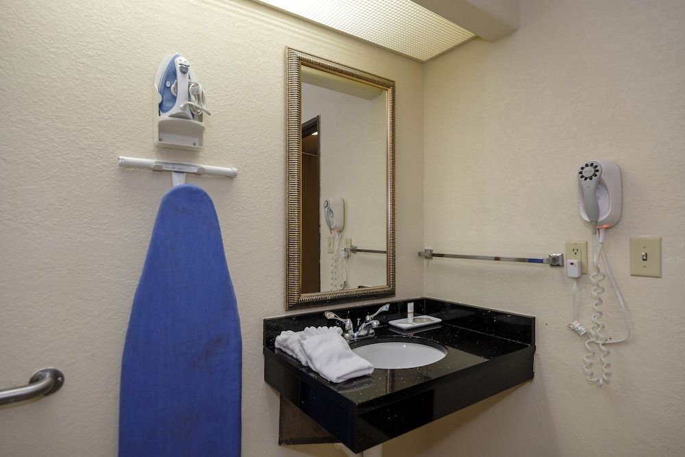 Red Roof Inn Yemassee Superior Room, 1 King Bed, Accessible, Non Smoking (Roll-In Shower) 9