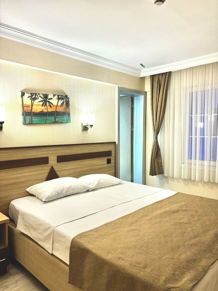 undefined Gold Hotel 2