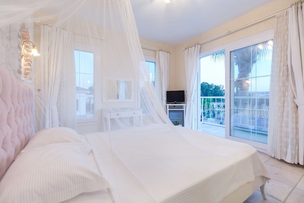 undefined Alaroof Hotel 4