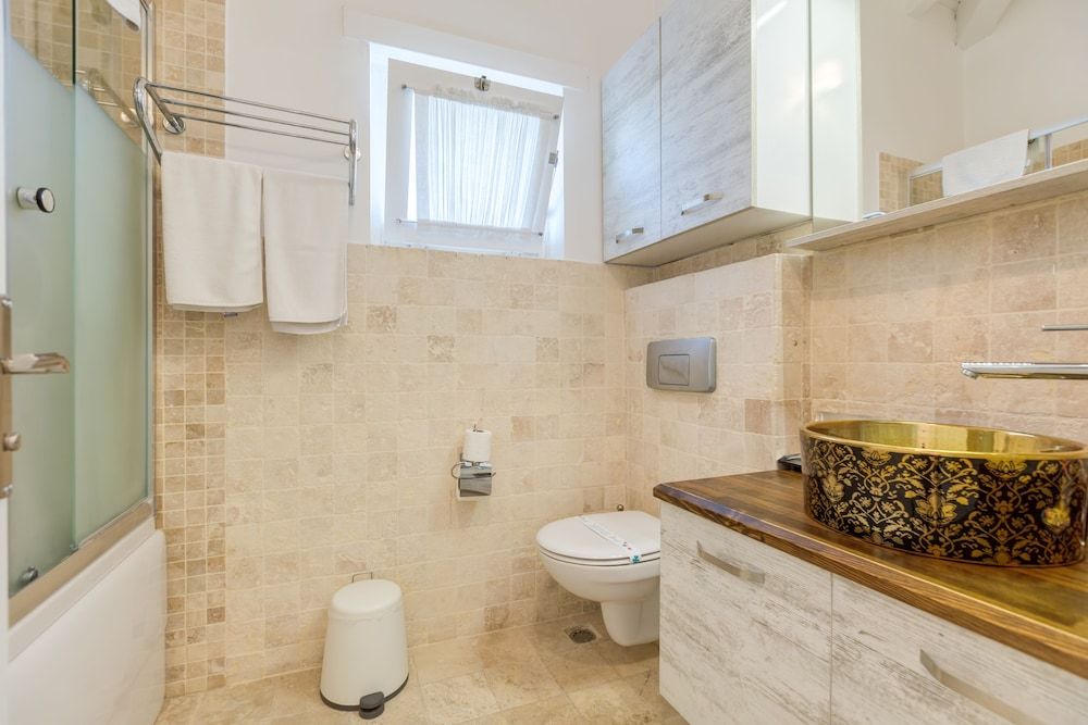 undefined Alaroof Hotel 7