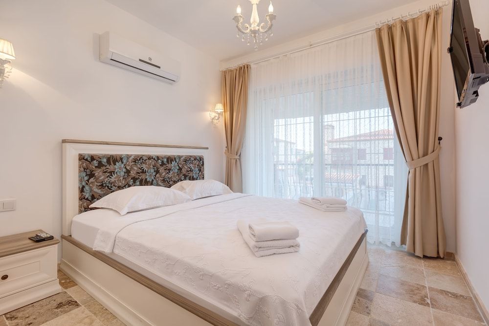 undefined Alaroof Hotel