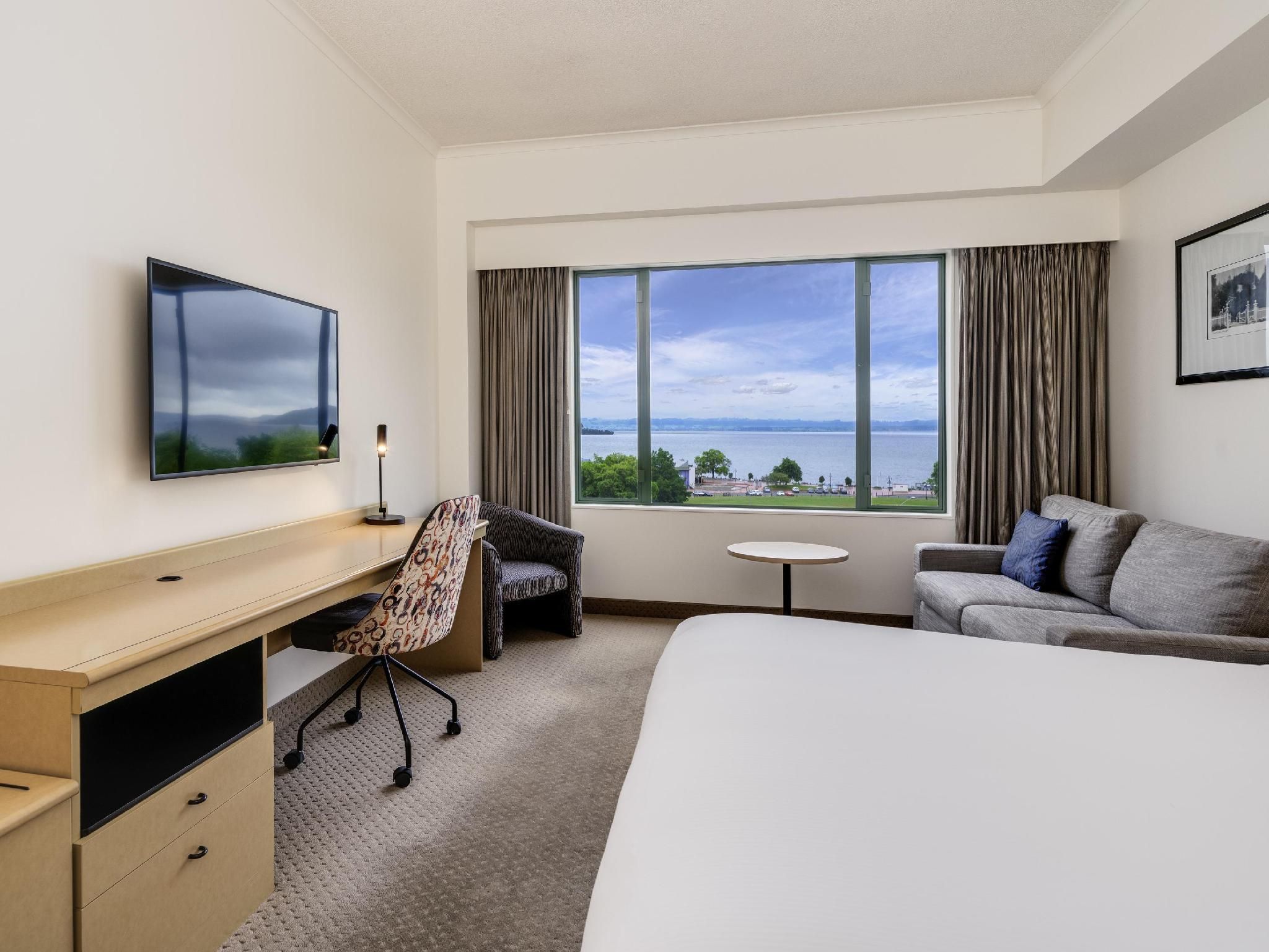 Lake View King Room