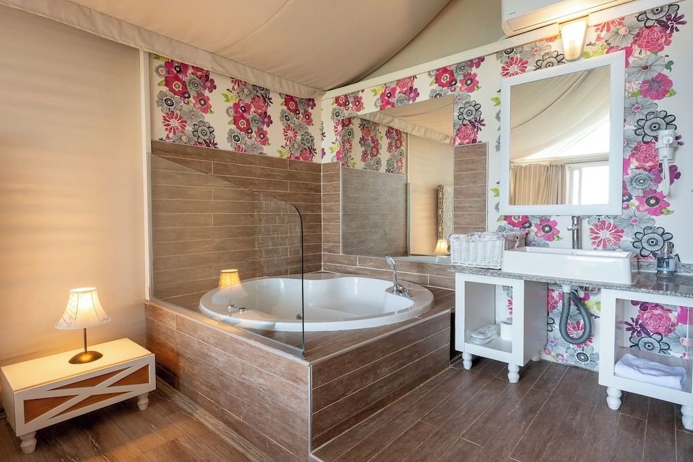 Sakli Gol Evleri Tent, Jetted Tub 2
