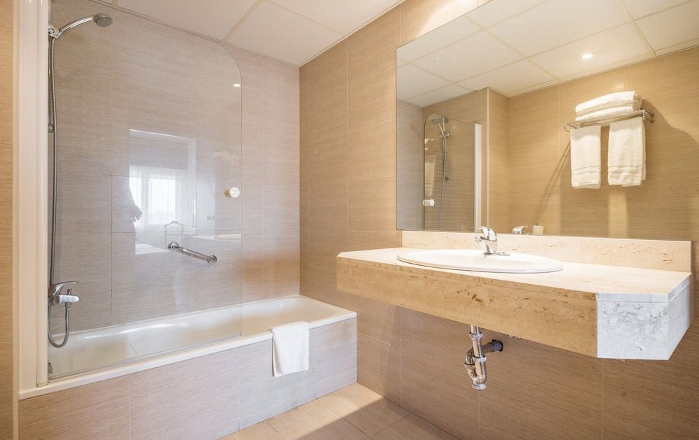 Hotel ILUNION Romareda Business Double Room Single Use 5