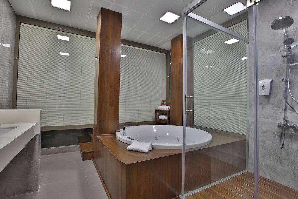 Best Western Premier Karsiyaka Convention & Spa Hotel Premier Suite, 1 King Bed, Smoking, Jetted Tub 6