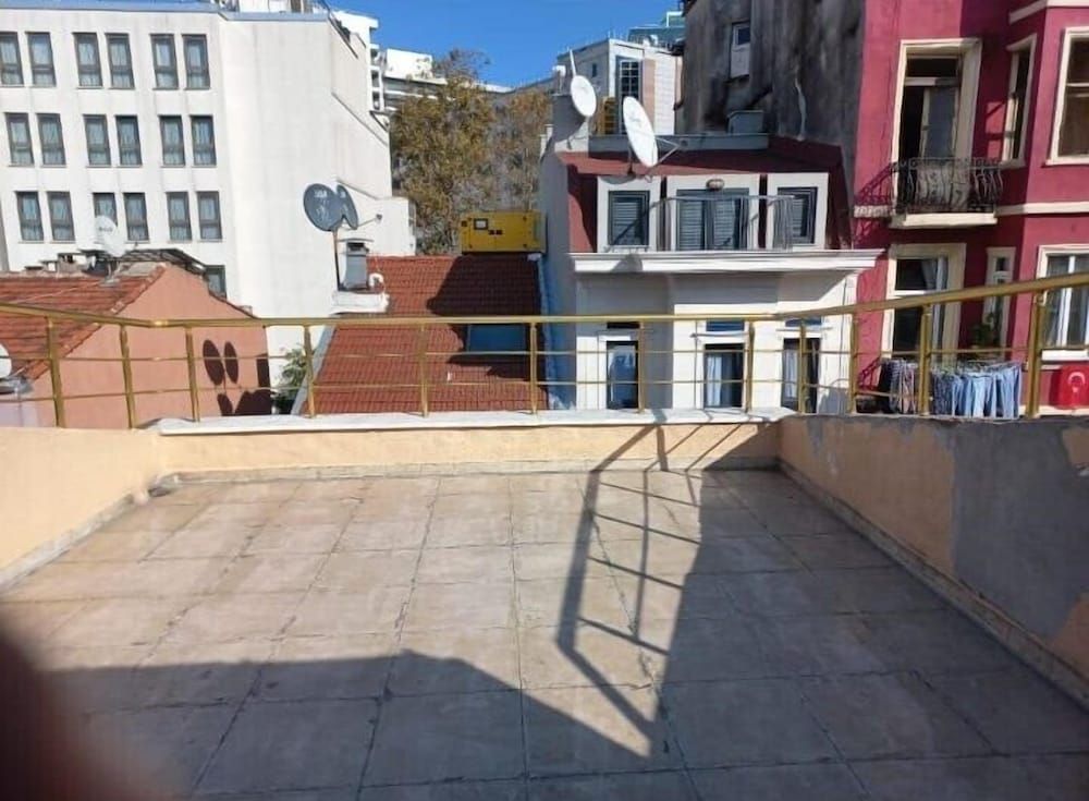 undefined Zendy Suite Hotel 4