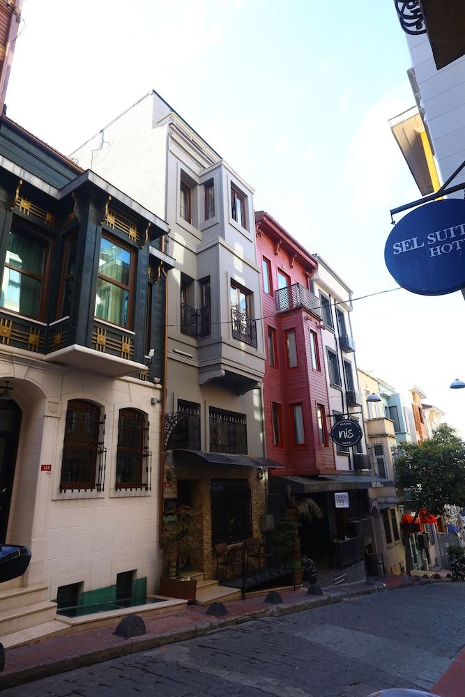 undefined Zendy Suite Hotel 6