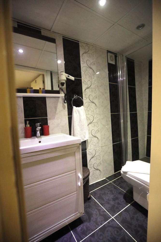 Zendy Suite Hotel Economy Double Room Basement Floor 5