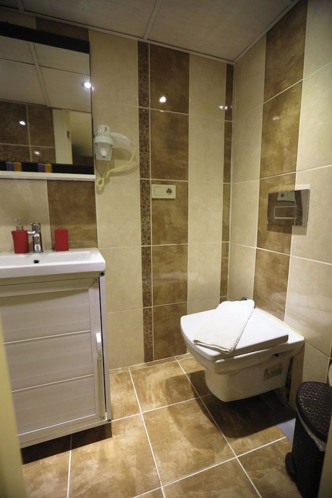 Zendy Suite Hotel Economy Double Room Basement Floor 6