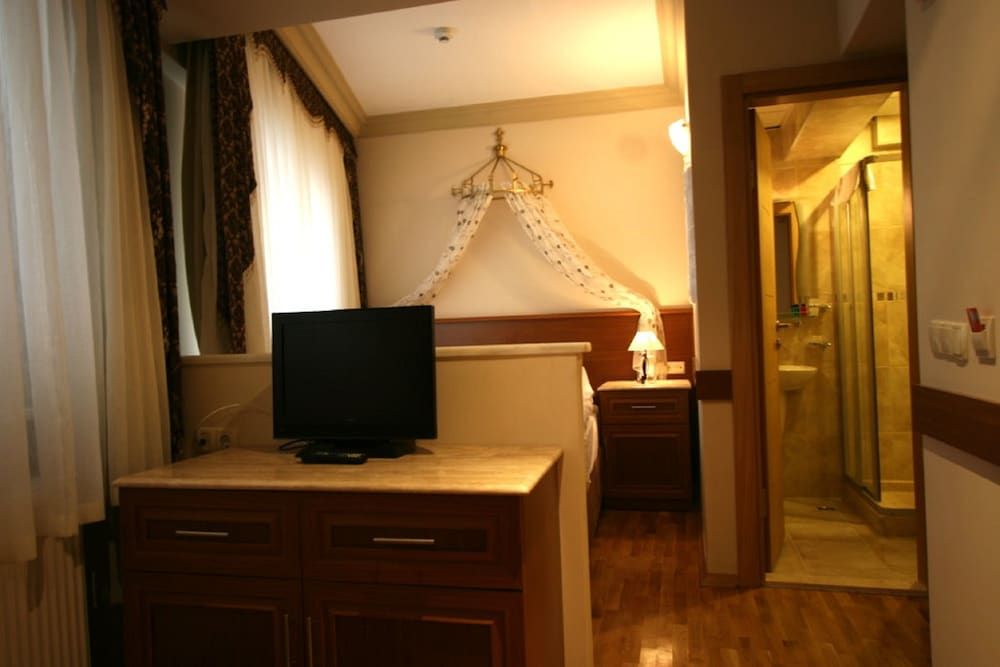 Grand Peninsula Hotel Family Room 2