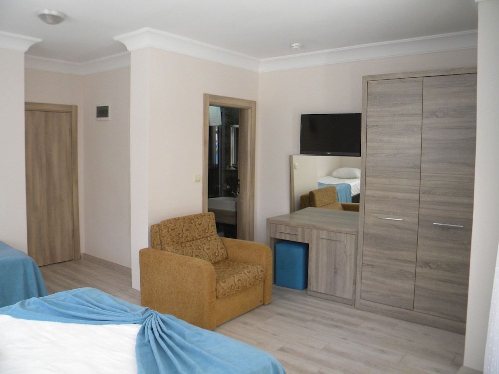 Sava Hotel Triple Room 4