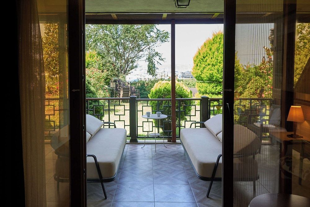 Deluxe Garden, King, Garden View, Balcony/Terrace