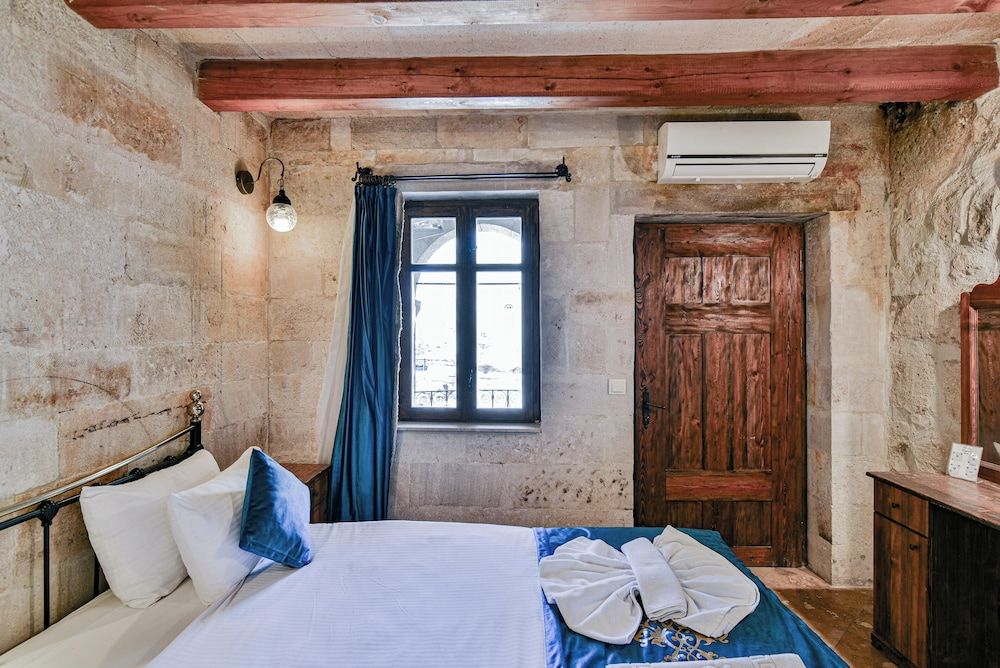 undefined Elegance Cave Suites 3