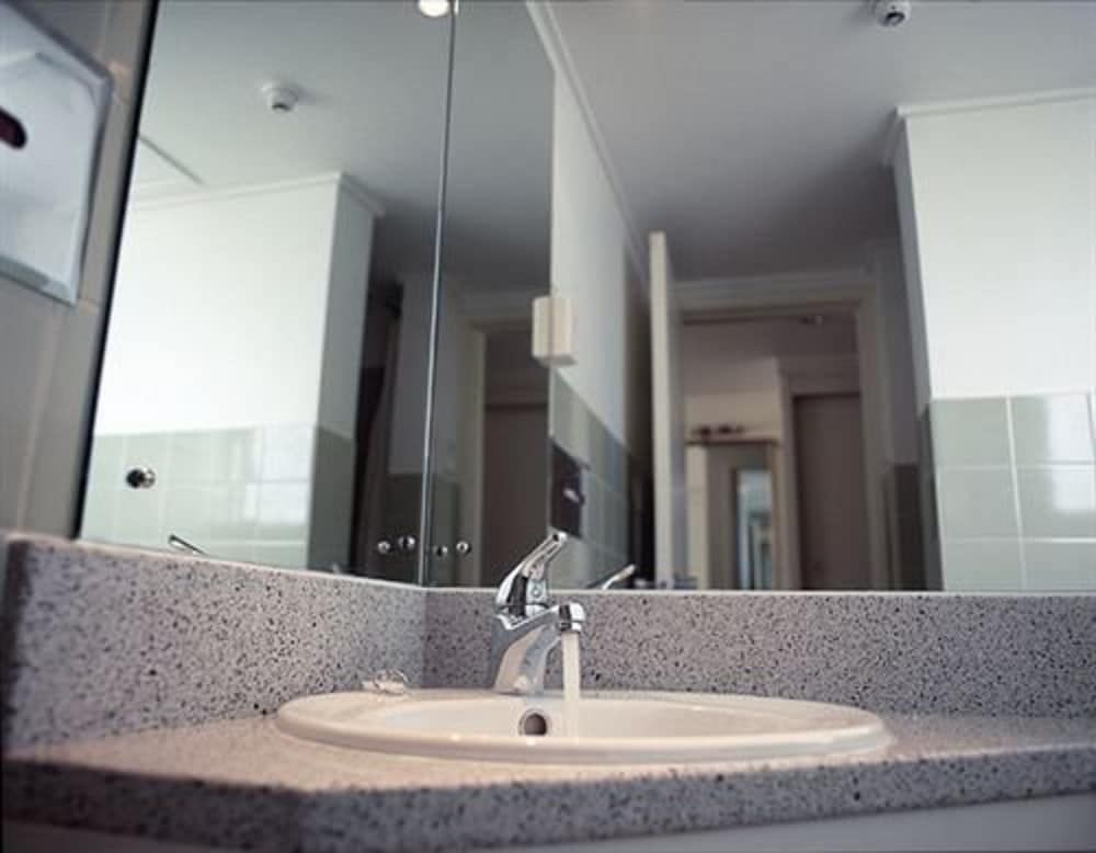 Bay Plaza Hotel Standard Twin Room 6