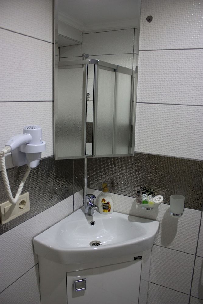 Istanbul Central Hotel Economy Double Room, No Windows (Basement) 3