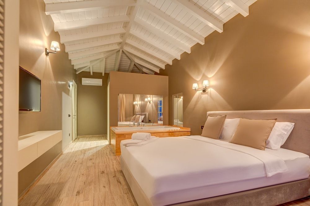 Deluxe Room, Jetted Tub