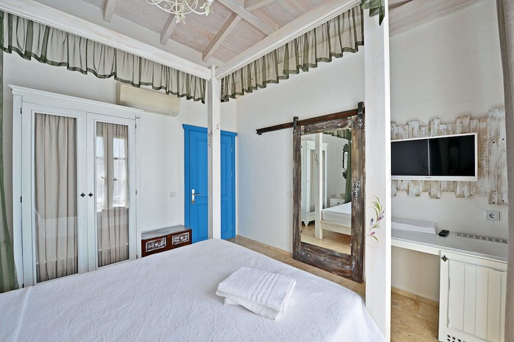 undefined Bay C Hotel 3