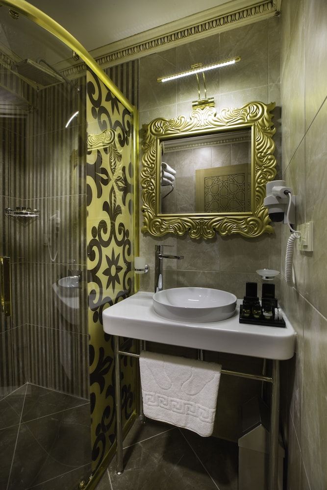 Phosphorion Hotel Deluxe Triple Room 4