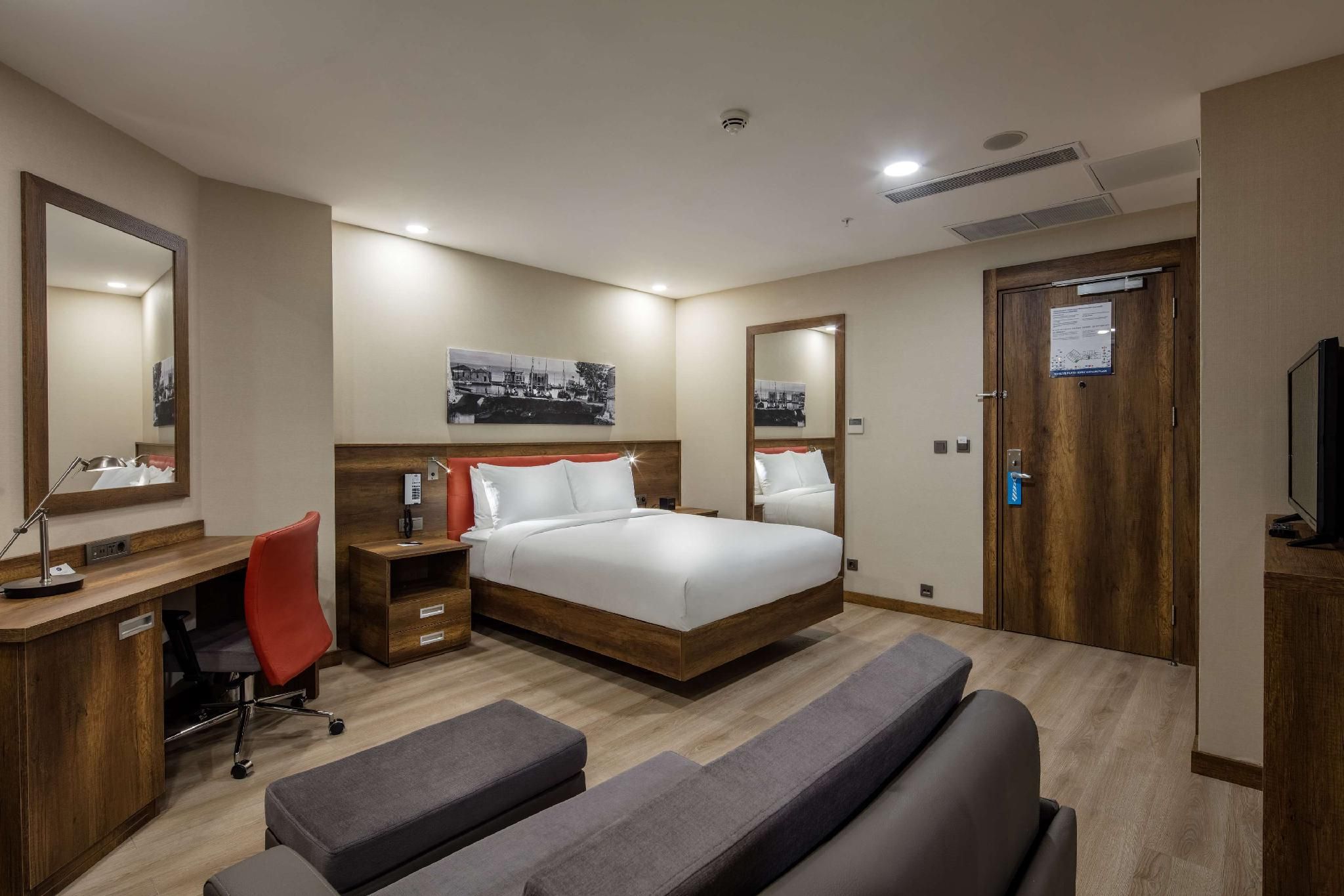 Hampton by Hilton Canakkale Gallipoli Queen Room with Sofa Bed 3