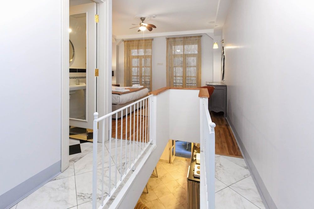 undefined Chiconomy Suites 3