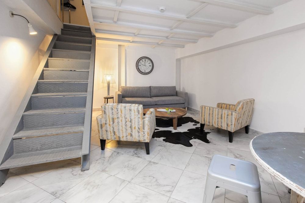 undefined Chiconomy Suites 6