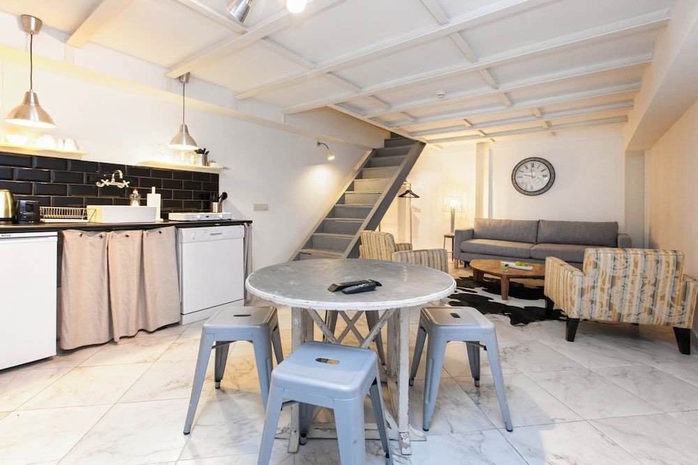 undefined Chiconomy Suites 4