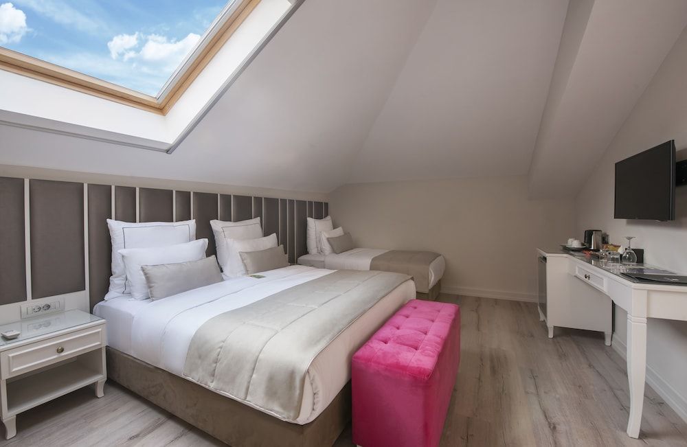 Le Petit Palace Hotel Family Room 4