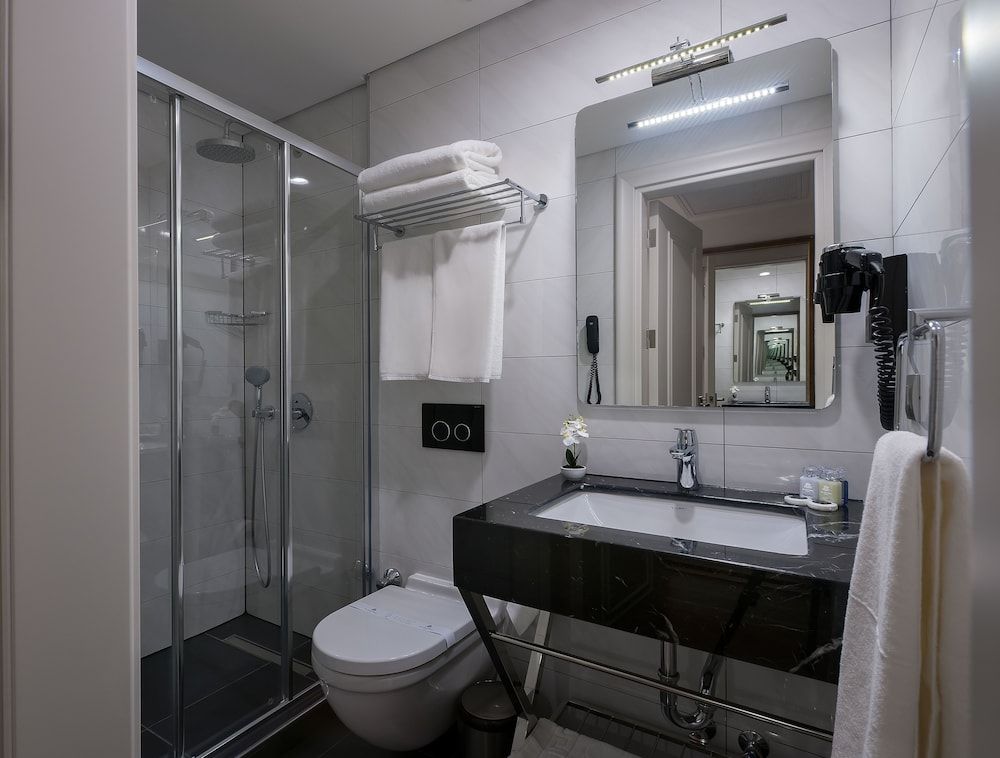 Le Petit Palace Hotel Family Room 6