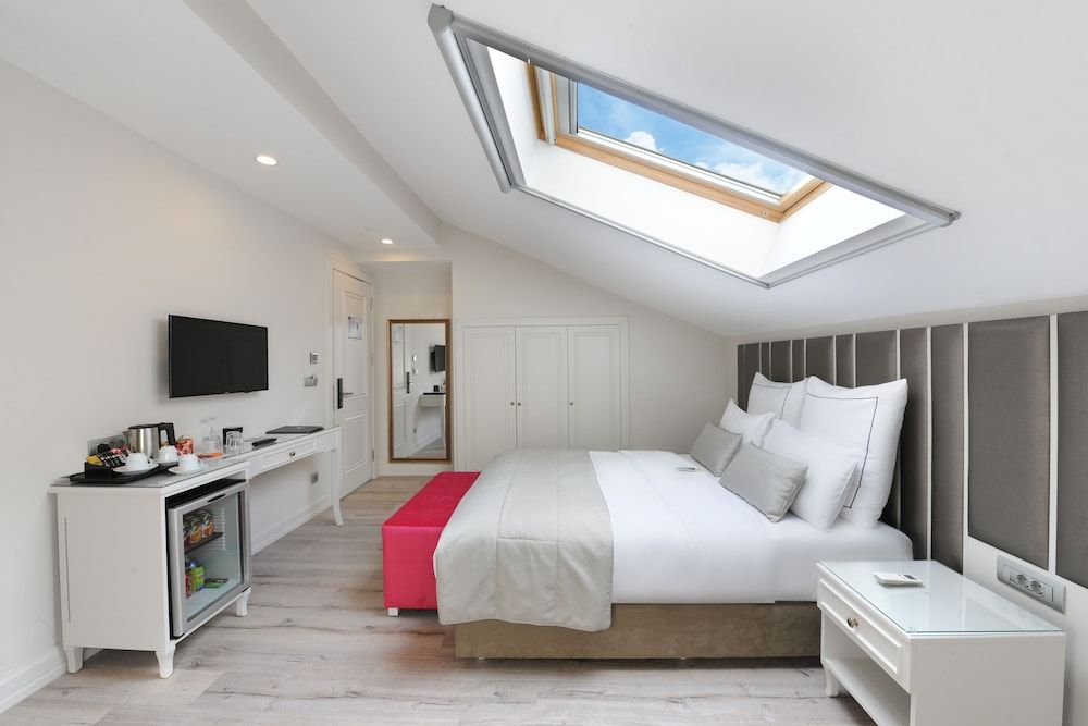 undefined Le Petit Palace Hotel