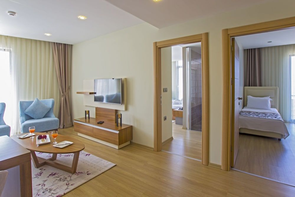 Alesha Suite Luxury Suite, 2 Bedrooms, City View 3